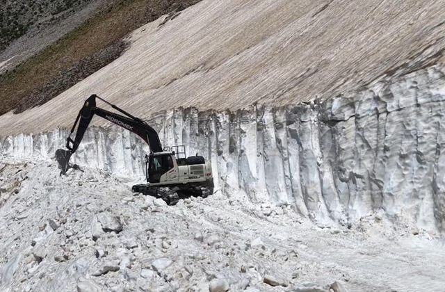 Temmuz ayına 1 gün kala hala 4 metre kar var