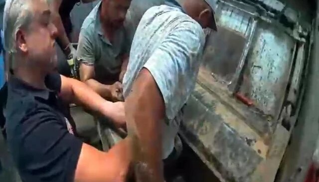 Mersin’de çöp kamyonunun hidrolik bölümüne sıkışan işçi kurtarıldı