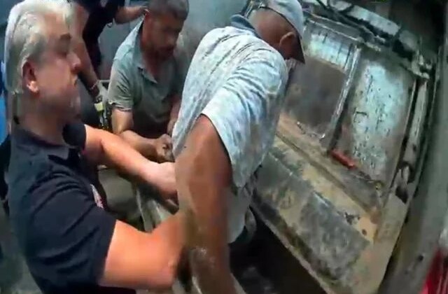 Mersin’de çöp kamyonunun hidrolik bölümüne sıkışan işçi kurtarıldı