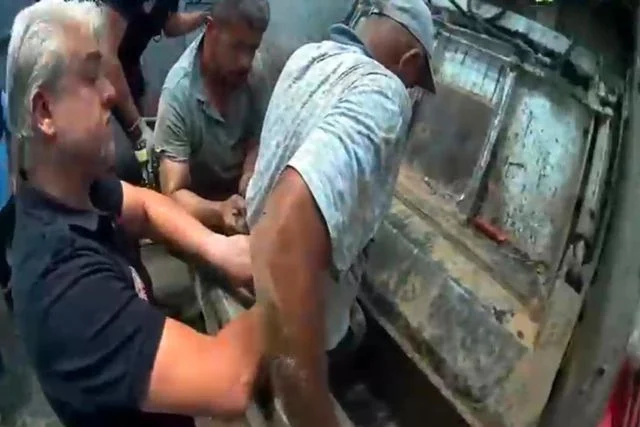 Mersin'de çöp kamyonunda sıkışan işçi kurtarıldı
