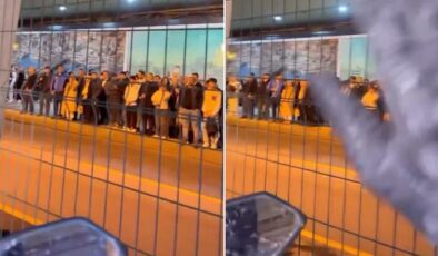 Metrobüs durağında ilginç anlar! Motosikleti durdurup kadın yolculara seslendi