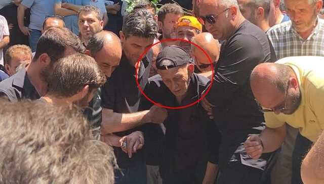 Kanser hastası babayı yıkan haber: İki çocuğunu yan yana defnetti