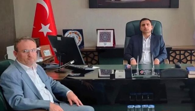 Müftülükte tartışma yaratan görüntü: Stajyer vali yardımcısı vekili makam koltuğuna oturdu, Diyanet camiasından tepki geldi