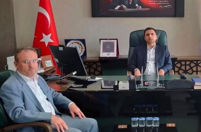 Müftülükte tartışma yaratan görüntü: Stajyer vali yardımcısı vekili makam koltuğuna oturdu, Diyanet camiasından tepki geldi