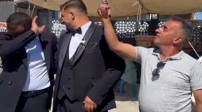 Muhtar, düğünde havaya ateş açmak isterken davetliyi yaraladı
