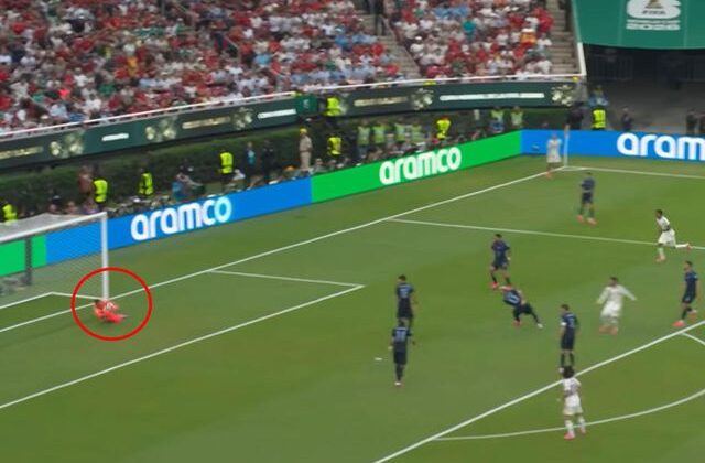 Muslera’dan yıkım gibi hata! Ülkesi Dünya Kupası’ndan elendi, herkes aynı yorumu yaptı