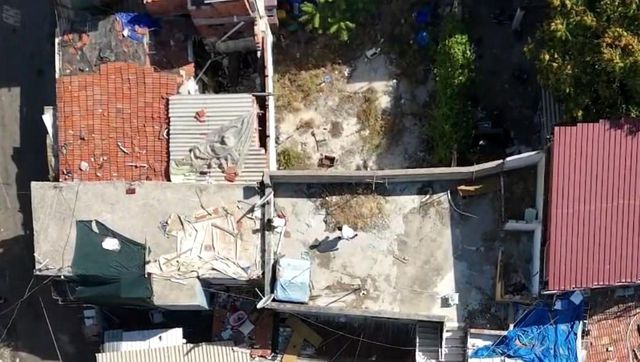 Konak’ta film gibi operasyon! Firariler kaçamadı: Silah, uyuşturucu ve para…