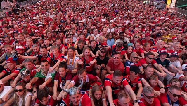 Dünya Kupası’na Norveçli taraftarlar damga vuruyor! Times Meydanı’nı Vikinglere çevirdiler