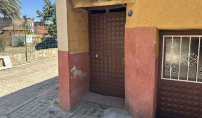 İzmir’de evin kapısına asılan poşette yeni doğmuş bebek bulundu
