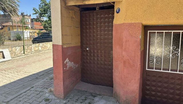 İzmir’de evin kapısına asılan poşette yeni doğmuş bebek bulundu
