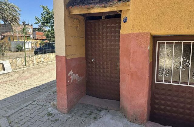 İzmir’de evin kapısına asılan poşette yeni doğmuş bebek bulundu