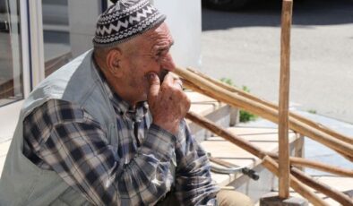 Hayatta kimsesi kalmayınca tarım aletlerini kaldırım kenarında satışa çıkardı