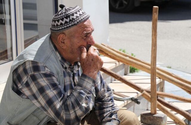 Hayatta kimsesi kalmayınca tarım aletlerini kaldırım kenarında satışa çıkardı
