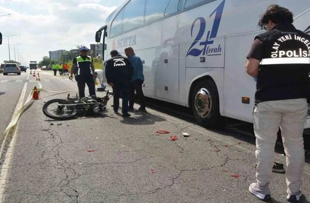 Arızalanan otobüse çarpan motosiklet sürücüsü, arkadan gelen otomobilin çarpması sonucu can verdi
