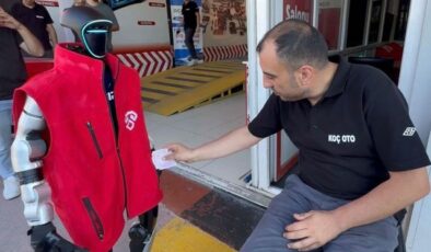 Sanayide ile başlayan robot çırağın ilk isteği ‘zam’ oldu