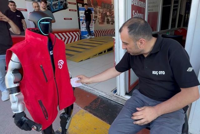 Kocaeli'deki robot ustanın ilk talebi zam oldu