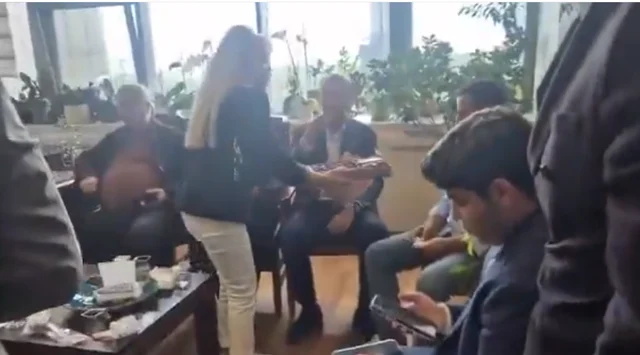 Özel “Ferdi Zeyrek için ‘çarpıldı’ diyen kadın partide çikolata dağıtıyor” dedi, jet yanıt geldi