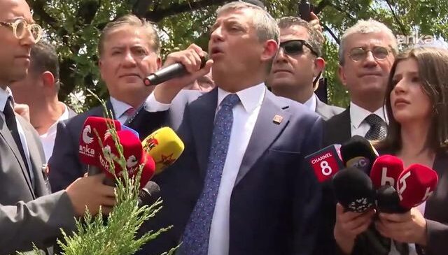 Özgür Özel’den TBMM önünde toplanan kalabalığı coşturan sözler
