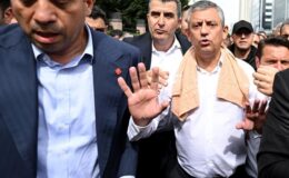 Özgür Özel’in CHP Genel Merkez’deki arbedeyle ilgili ilk kez açıkladığı detay: Bellerinde kasaturalarla geldiler