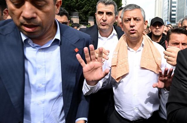 Özgür Özel’in CHP Genel Merkez’deki arbedeyle ilgili ilk kez açıkladığı detay: Bellerinde kasaturalarla geldiler