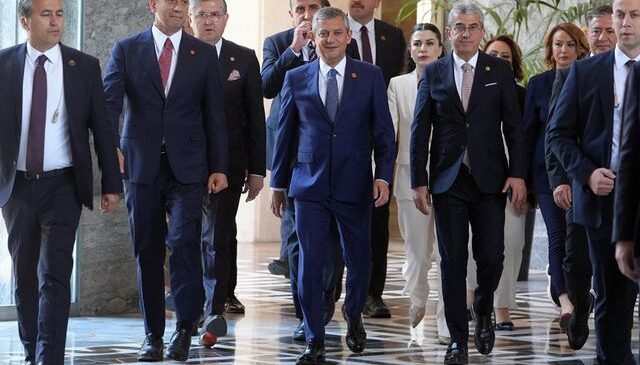 Özgür Özel’in yol haritası netleşti! Yeni parti için tarih belli oldu