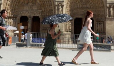 Sıcakların etkili olduğu Paris çevresinde son 24 saatte yaklaşık 3 bin kişi hastanelere başvurdu