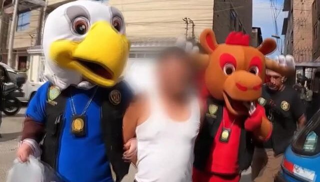 Dünya Kupası maskotu sandı, karşısında polisi buldu