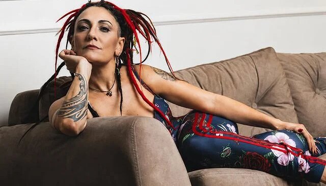 Rock müziğin asi kızı Özlem Tekin yıllar sonra kameraya yakalandı