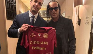 Ronaldinho futbola geri dönüyor! Eski Başakşehirli yıldızla takım arkadaşı olacak
