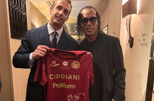 Ronaldinho futbola geri dönüyor! Eski Başakşehirli yıldızla takım arkadaşı olacak
