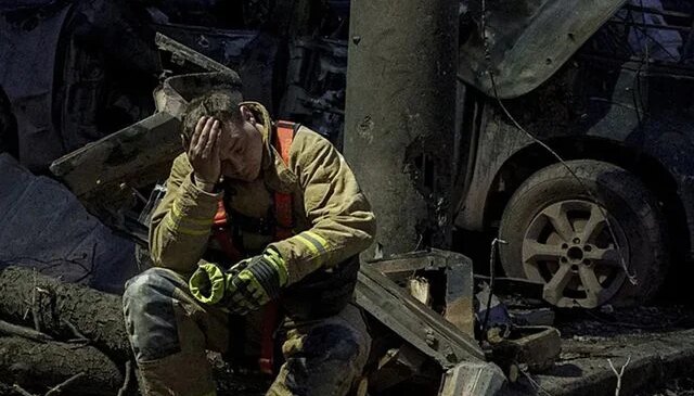 Rusya, Ukrayna’ya saldırdı: 5’i kurtarma görevlisi 9 kişi öldü