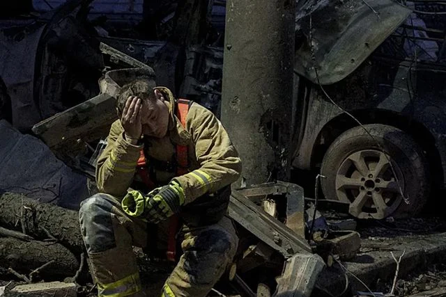 Rusya, Ukrayna’ya saldırdı: 5’i kurtarma görevlisi 9 kişi öldü