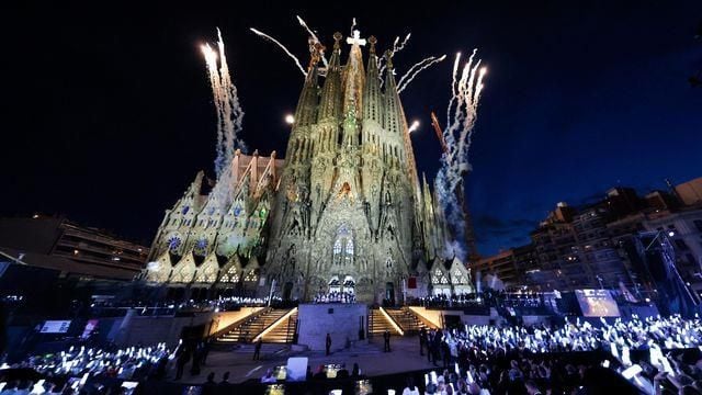 100 yıllık hayal gerçek oldu: Dünyanın en yüksek kilisesi Sagrada Familia’da dev kule tamamlandı