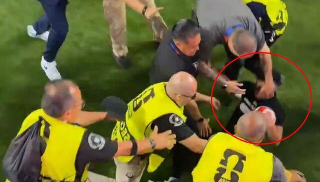 Sahaya girmeye kalktı, güvenlikler bir anda üzerine çullandı