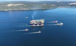 Dünyanın 3’üncü büyük ağır kaldırma vinci Çanakkale Boğazı’ndan geçti