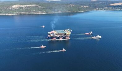 Dünyanın 3’üncü büyük ağır kaldırma vinci Çanakkale Boğazı’ndan geçti