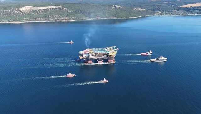 Dünyanın 3’üncü büyük ağır kaldırma vinci Çanakkale Boğazı’ndan geçti