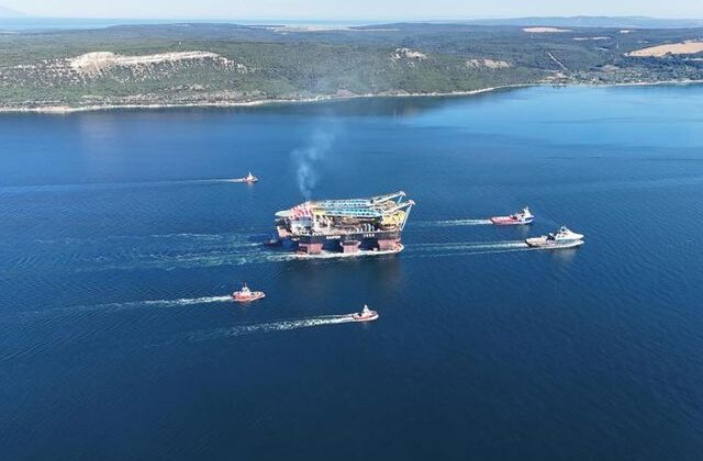 Dünyanın 3’üncü büyük ağır kaldırma vinci Çanakkale Boğazı’ndan geçti