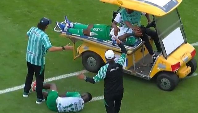 Sakatlanan oyuncuyu taşıyan ambulans, başka bir futbolcuya çarptı