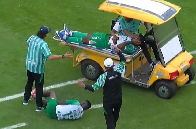 Sakatlanan oyuncuyu taşıyan ambulans, başka bir futbolcuya çarptı
