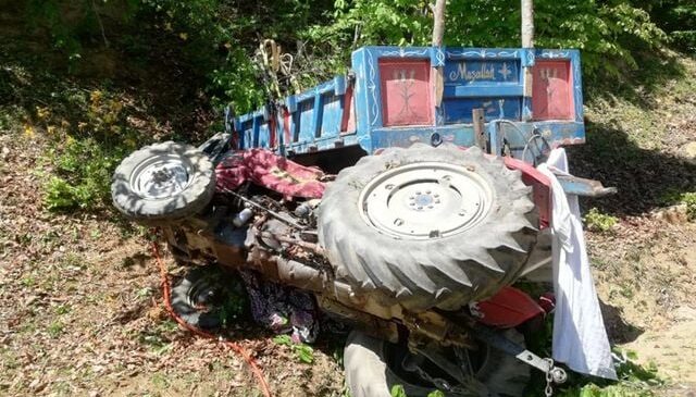 Hareket eden traktörü durdurmak isterken altında kalarak hayatını kaybetti