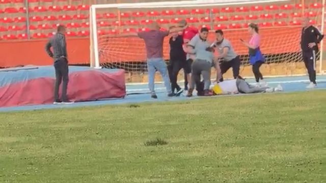Şiddet paylaşımının ardından eski enişteye stadyumda meydan dayağı
