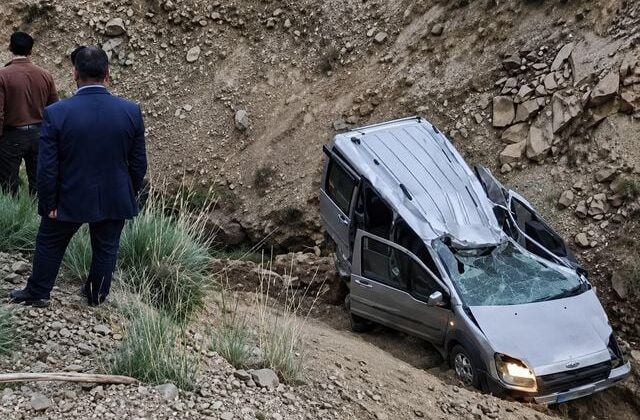 Van’da şarampole yuvarlanan hafif ticari aracın sürücüsü öldü