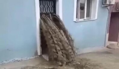 Sel suları evinin içinden geçti: Ölümden döndü