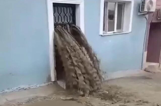 Sel suları evinin içinden geçti: Ölümden döndü