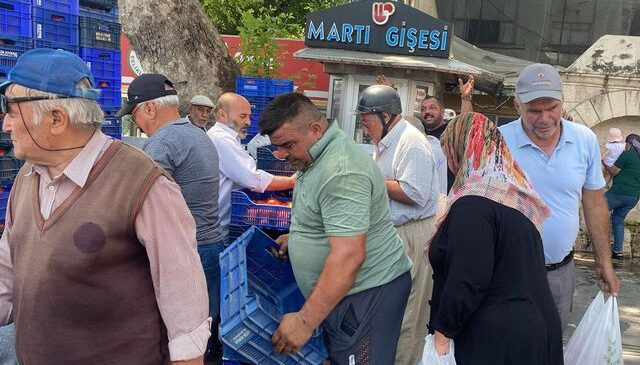 Halde alıcı bulamadığı 4 ton domatesi vatandaşlara ücretsiz dağıttı