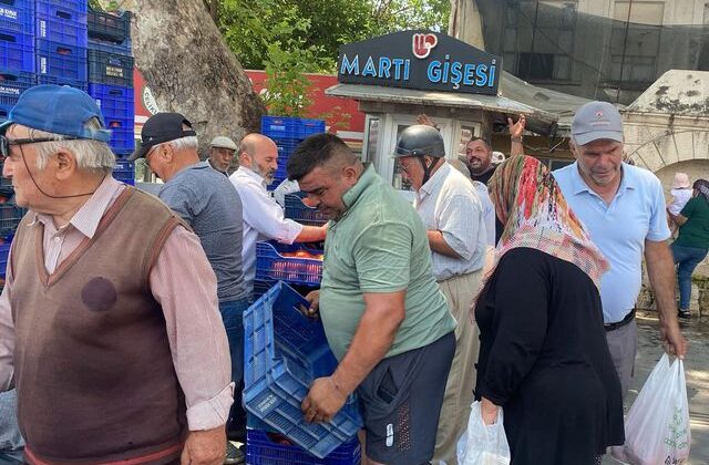 Halde alıcı bulamadığı 4 ton domatesi vatandaşlara ücretsiz dağıttı
