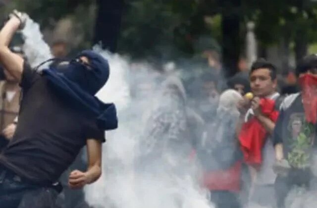 Şili’de öğrencilerin hükümeti protestosunda 25 kişi yaralandı