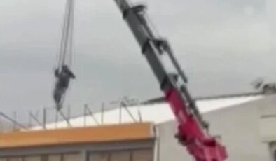 Ankara’da bir kişi vinçte sallandı: O anlar kameraya yansıdı