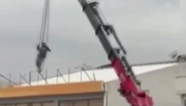 Ankara’da bir kişi vinçte sallandı: O anlar kameraya yansıdı